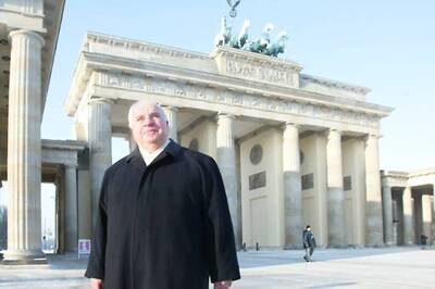 Helmut Kohl, Chancellor Who Reunited Germany, Dies at 87