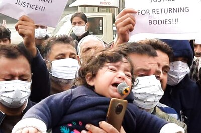 Relatives and Friends Stage Candlelight Vigil for Two Killed in J&K's Hyderpora