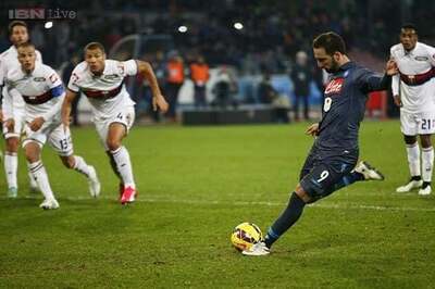 Napoli beat Genoa 2-1 with controversial penalty in Serie A