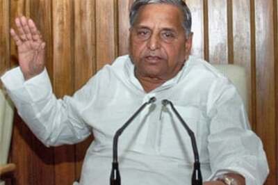 SP chief Mulayam threatens UP lady officer