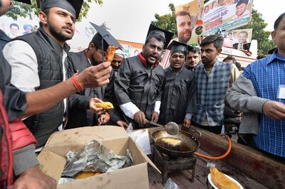 Congress Workers Dressed in Graduation Robes & Hats Sell Pakodas, Tea to Mock BJP Govt at Rally Venue