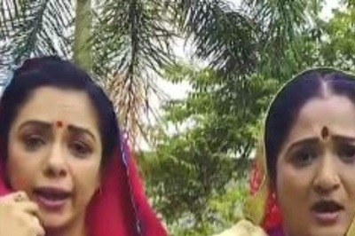 Rupali Ganguly, Alpana Buch Groove to 'Bachpan Ka Pyaar' with Pallu Over Their Head