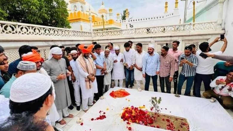Akbaruddin Owaisi's Visit to Aurangzeb's Tomb Kicks off Row, BJP Says 'Land of Shivaji Won't Take This', AIMIM Defends