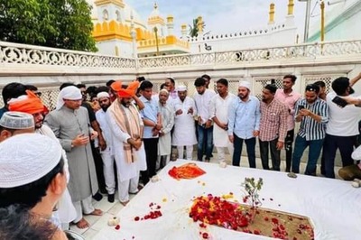 Akbaruddin Owaisi's Visit to Aurangzeb's Tomb Kicks off Row, BJP Says 'Land of Shivaji Won't Take This', AIMIM Defends