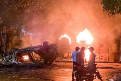 Sri Lanka Crisis: Protesters Attack Mahinda Rajapaksa's House, Properties of Ministers Set Ablaze Amid Clashes