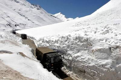 Army Personnel Rescue 350 Tourists, Locals Stranded at Zoji La in Ladakh Due to Heavy Snowfall