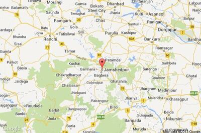 Angry mob injures three policemen, helps miscreant flee from custody