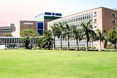 Elevator Crashes From Second Floor at Delhi’s AIIMS, 5 Injured