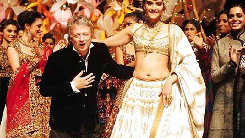 Sonam Kapoor breaks into a sensuous jig for Rohit Bal at IBFW