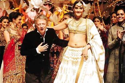 Sonam Kapoor breaks into a sensuous jig for Rohit Bal at IBFW