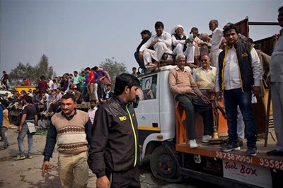 Jat quota protesters block roads in Delhi